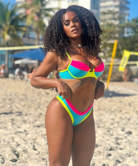 Lais Oliveira star photo