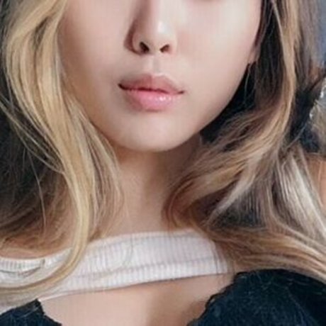 Yumi Waifu star exclusive pic