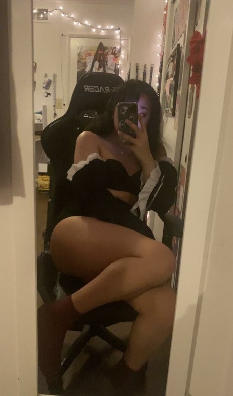 urcutesygf nude model image