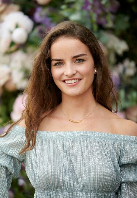 Catie Munnings pornographic model image