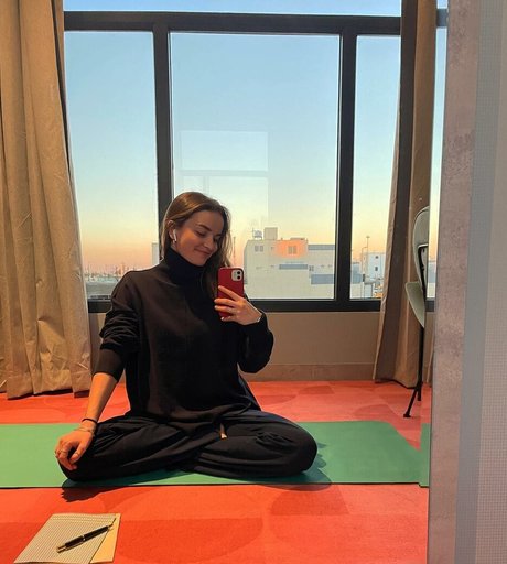 Catie Munnings model adult picture