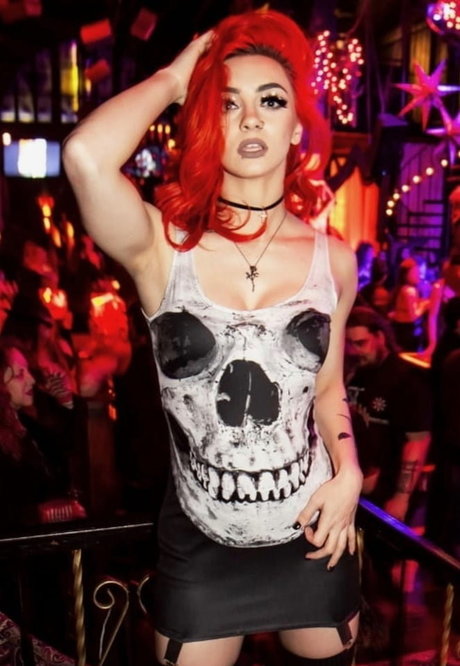 Gigi Dolin model top pic