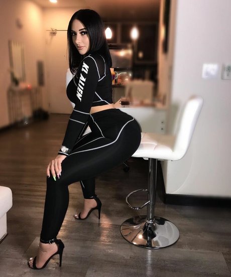 FeetByJo model adult pictures