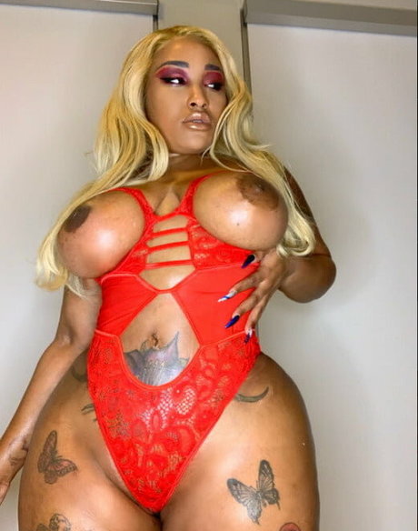 MsNikiarenee model photos