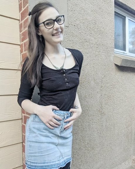 Chelsea Glitter naked model image