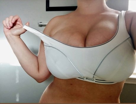 Avery Millah pretty actress image