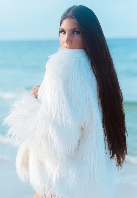 Kortni Gilson model pretty photo