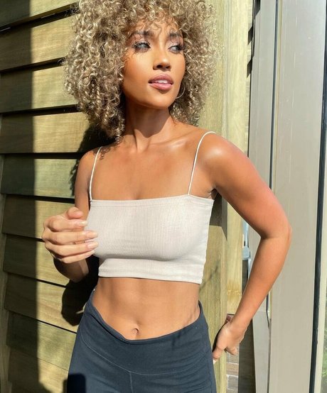 Elle Smith model erotic photo