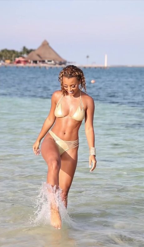 Elle Smith exclusive star photo