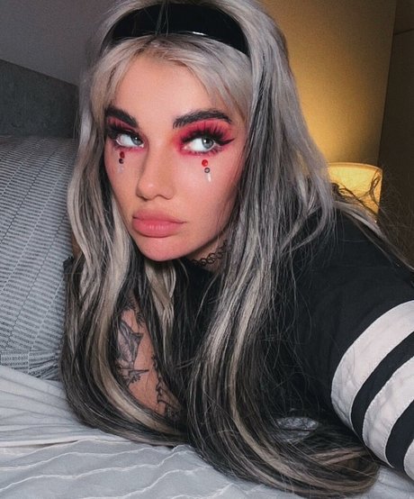 Hannah Taylor naked model picture