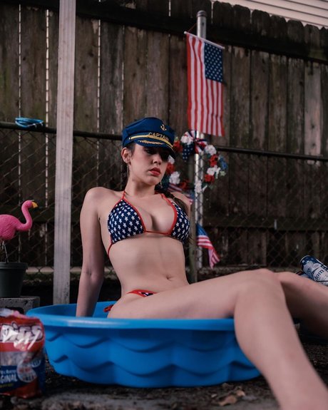 Taylor Feingold hot model image