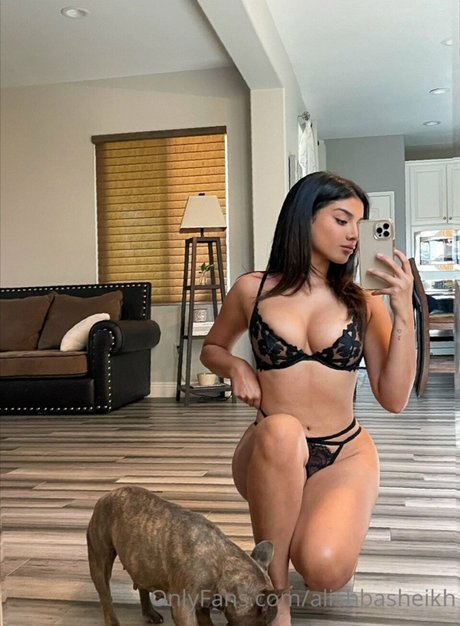 Alishba star free pics