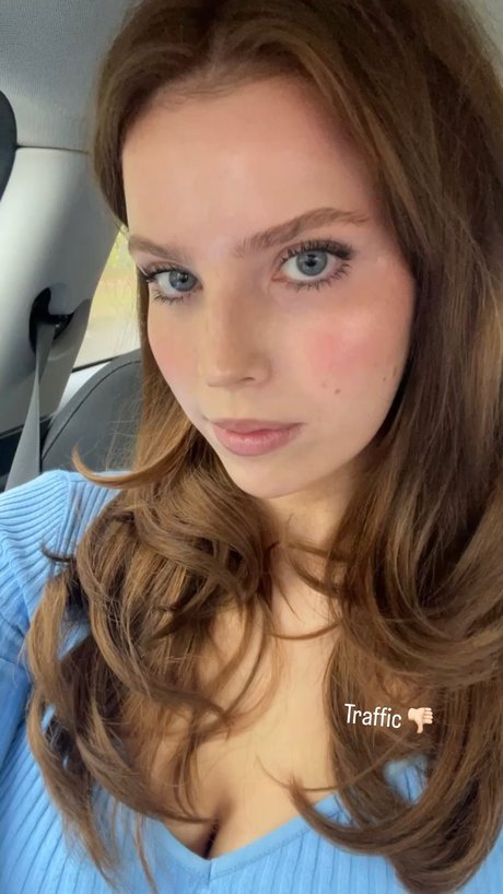 Emily Deyt Aysage model exclusive pic