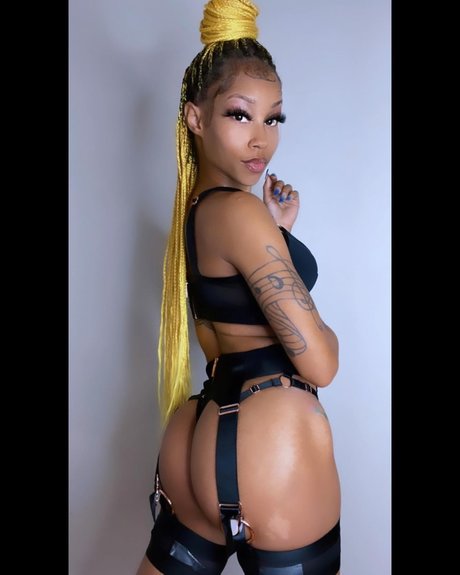 YooItsChill hot model photo