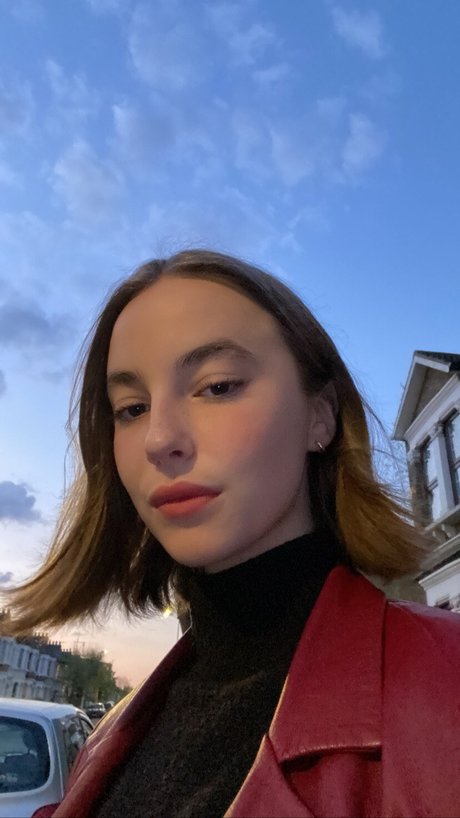 Amelie Manzoli star art gallery