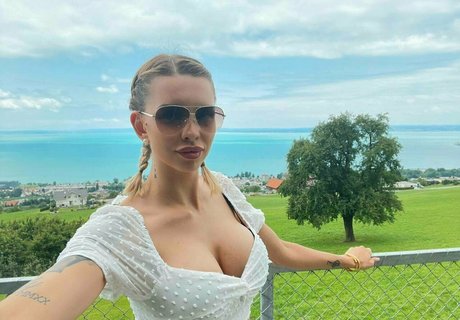 Mandy Reynolds sexy pornstar pics