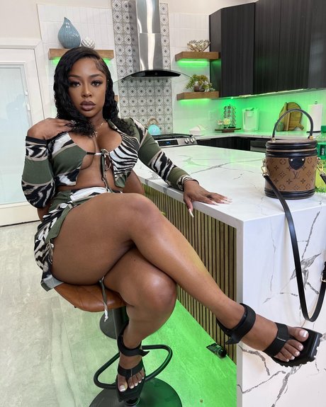 Snowblack nude model gallery