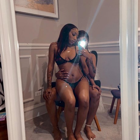 Lola and Moni hd actress picture