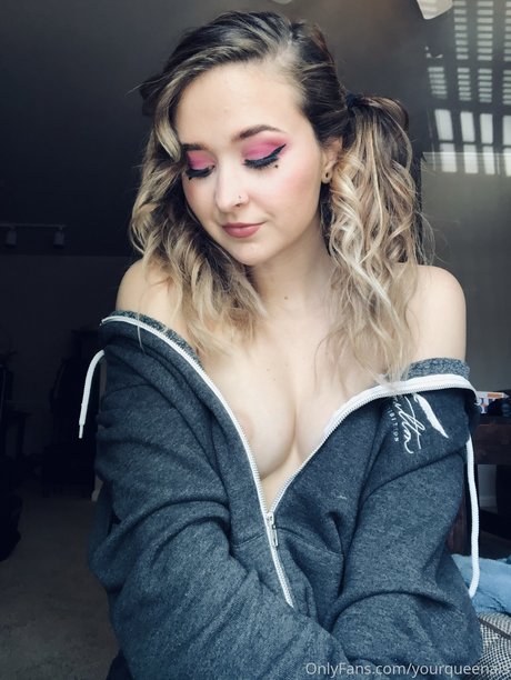 yourqueenals art model picture