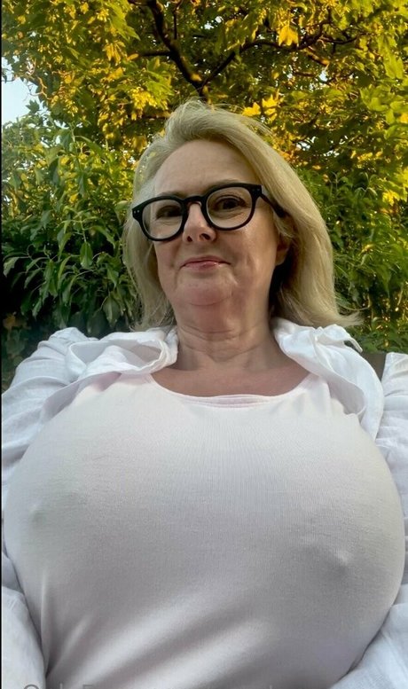 CourtesanAnna pornstar high quality images