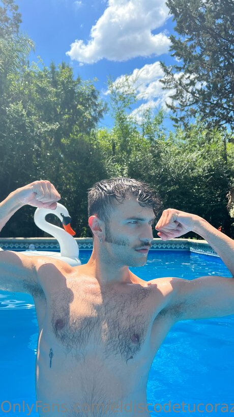 Eldiscodetucorazon model perfect image