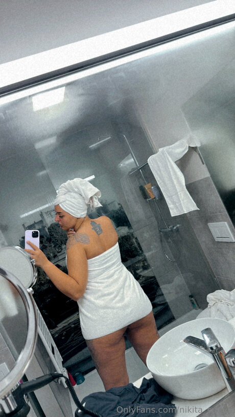 Nikita Suave sexy star pics