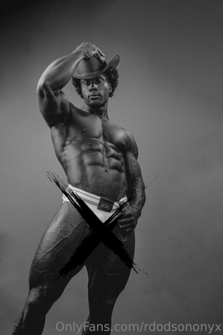 Rdodsononyx naked model pics