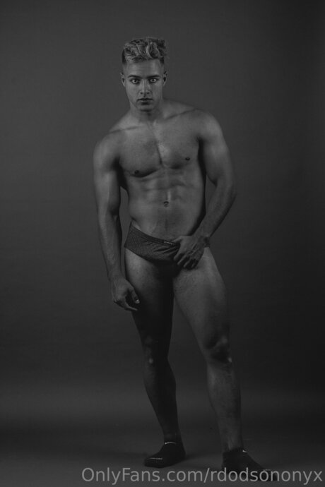Rdodsononyx model hot picture