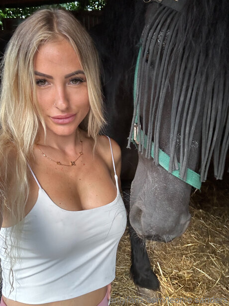 Leonie Sanders porn actress img