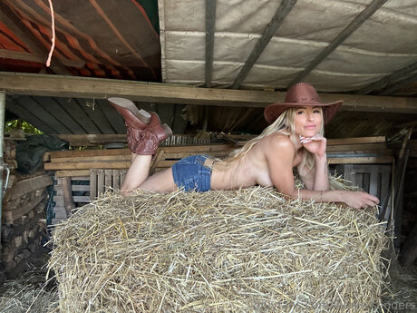 Leonie Sanders top star picture