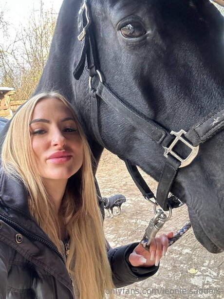 Leonie Sanders hd actress image