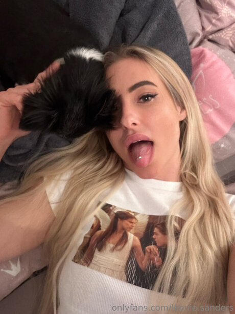 Leonie Sanders pretty model picture