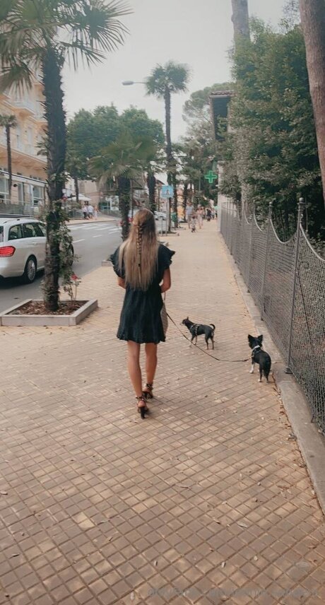 Leonie Sanders model exclusive photos