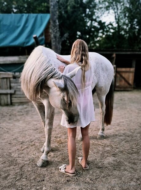 Leonie Sanders sexy actress img