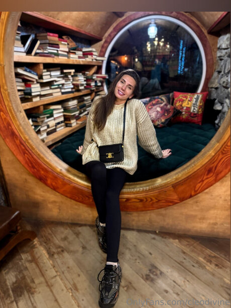 Cleodivine nude star photo