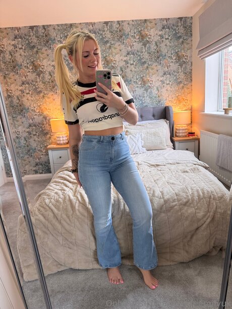 Hotwifeemilyuk erotic pornstar image