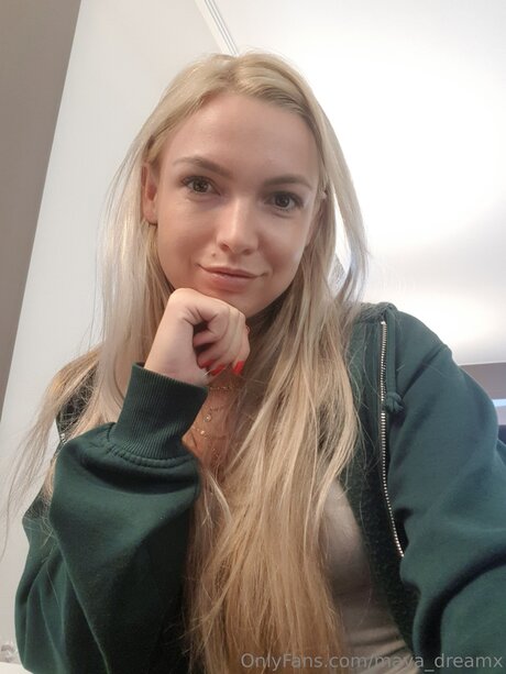 Maya Dreamx sexy star photo