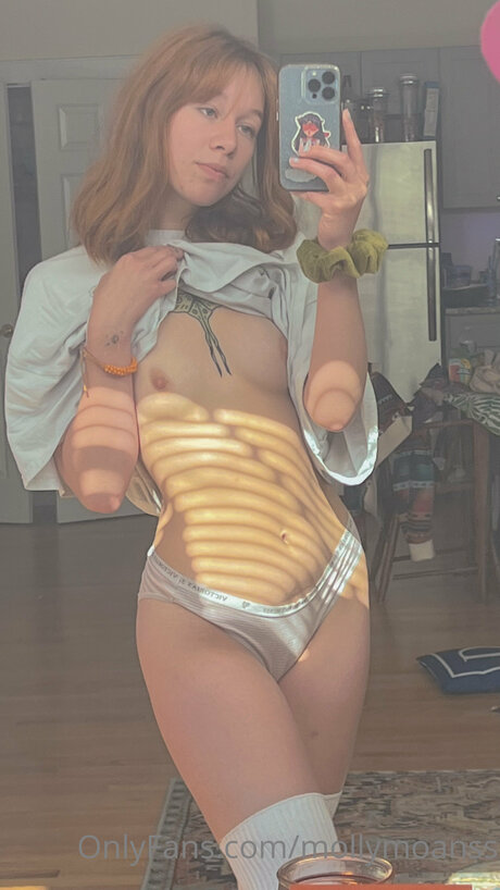 Mollymoanss pornographic model image