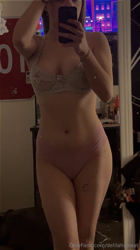 Delilahstreat naked actress photo