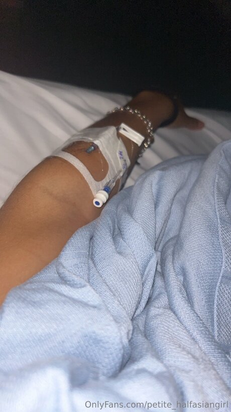 Petite Halfasiangirl model naked img