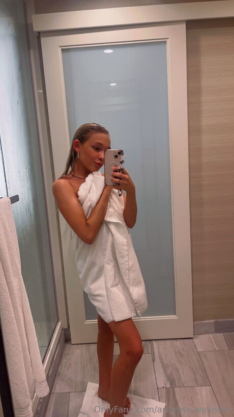 Ariarose Wellness model naked images