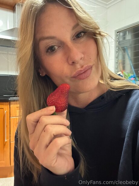 Cleobeby nude model img