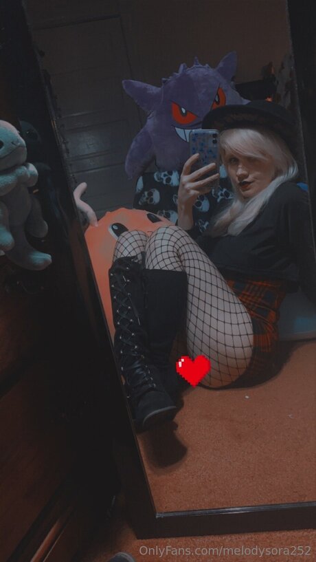 Melodysora252 model naked photo