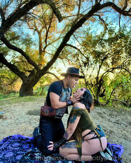 Explicitlydelicious model top pic