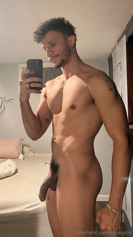 Ronnyxlv model adult pics