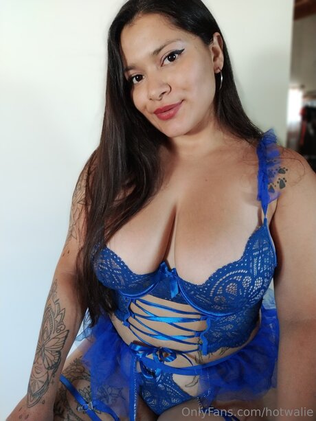 Hotwalie naked star image