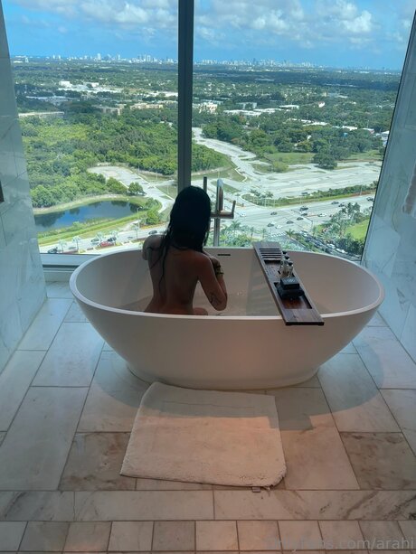 Arahi naked actress img