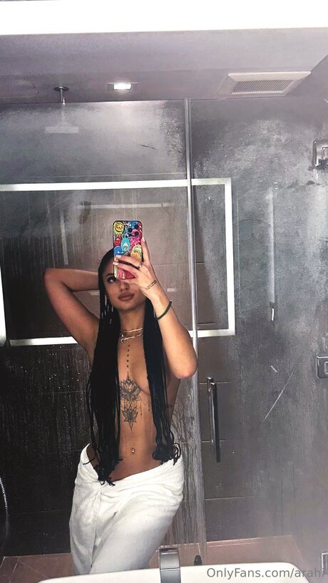 Arahi nudes model image