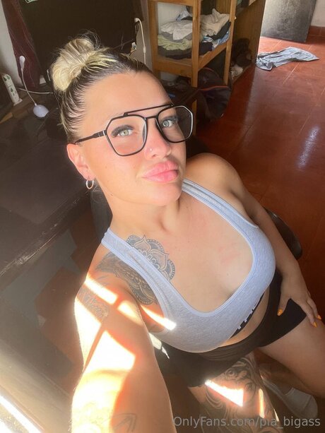 Pia Bigass high quality model pictures