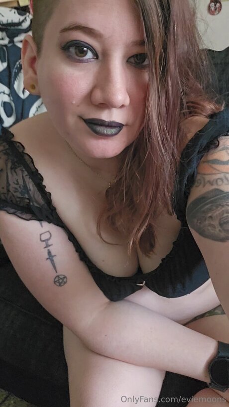 Eviemoons model photo